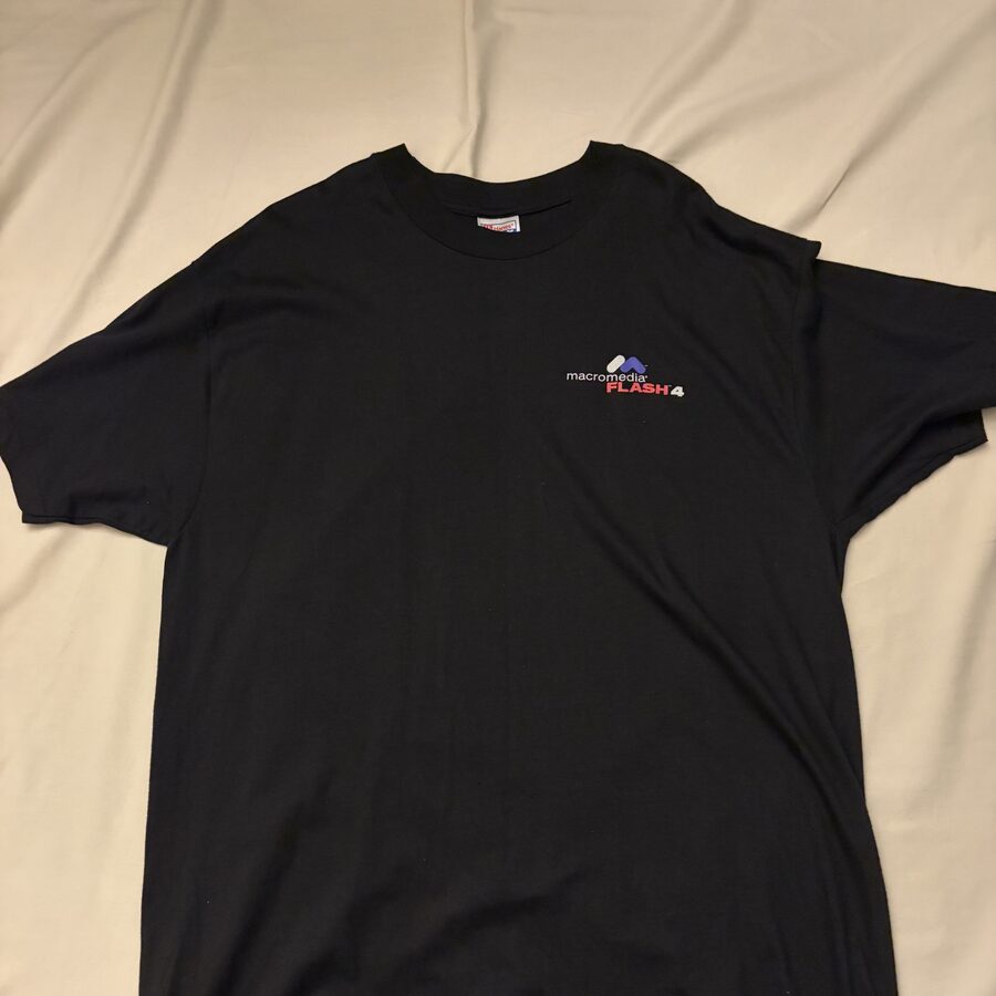 Macromedia Flash 4 のヴィンテージTシャツ。黒地の胸に『macromedia FLASH 4』の小さなプリント。
